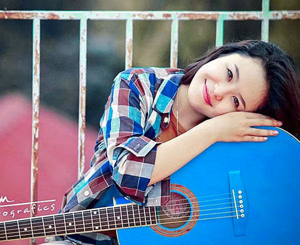 Ít ai biết rằng, Thái Trinh từng là một cô học sinh nghịch ngợm của trường THPT Bùi Thị Xuân. Từ ngày còn học lớp 11, cô bạn đã nổi như cồn khắp trường bởi clip cover đình đám The Show. <<Á KHÔI CĐ TÀI CHÍNH - HẢI QUAN ĐẸP LÃNG MẠN TRONG SẮC TÍM <<HOT GIRL CẨM TÚ ĐẸP LÃNG MẠN TRONG SẮC MÀU HOA CỎ <<NGỠ NGÀNG HOT GIRL CÓ VẺ ĐẸP GIỐNG CA SỸ BẢO THY <<NỮ SINH CĐ DU LỊCH ĐẸP DỊU DÀNG TRONG NẮNG THU