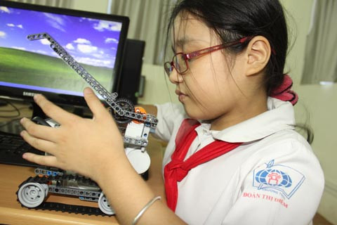 "Chuyên gia robot nhí" Lê Hoàng Vi Giang . "Chuyên gia robot nhí" Lê Hoàng Vi Giang .