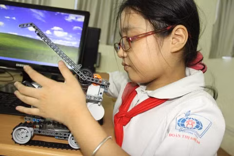 "Chuyên gia robot nhí" Lê Hoàng Vi Giang .
