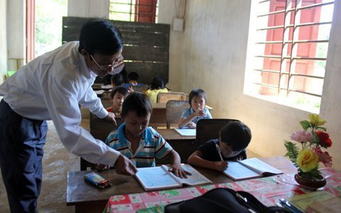 Thầy giáo Đinh Hữu Thường, giáo viên của bốn lớp học đặc biệt này cho biết, do được hai phòng học nên 4 lớp học phải chia ra học trong hai phòng. Phòng học của lớp 1 và lớp hai là đông hơn với 7 học sinh. Xem 'chú lính chì' Thiện Nhân đi xe đạp một chân Chùm ảnh: Học sinh TP.HCM “nhởn nhơ” phóng xe phân khối lớn Những nữ sinh diện áo dài đẹp hơn cả Hoa hậu Mai Phương Thúy (P26) Á khôi ĐH Văn hóa Hà Nội chờ tỏa sáng tại Imiss Thăng Long