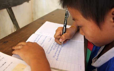 Thầy giáo Đinh Hữu Song, Hiệu trưởng nhà trường chia sẻ, dù các cháu theo học tại điểm Trường Bản Giàng 1 không còn phải học trong những chiếc lán tạm bợ như cách đây 2 năm, nhưng vẫn còn rất nhiều khó khăn. Xem 'chú lính chì' Thiện Nhân đi xe đạp một chân Chùm ảnh: Học sinh TP.HCM “nhởn nhơ” phóng xe phân khối lớn Những nữ sinh diện áo dài đẹp hơn cả Hoa hậu Mai Phương Thúy (P26) Á khôi ĐH Văn hóa Hà Nội chờ tỏa sáng tại Imiss Thăng Long