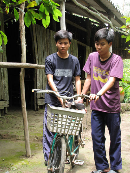 Hai anh em chuẩn bị lên đường nhập học. Hai anh em chuẩn bị lên đường nhập học.