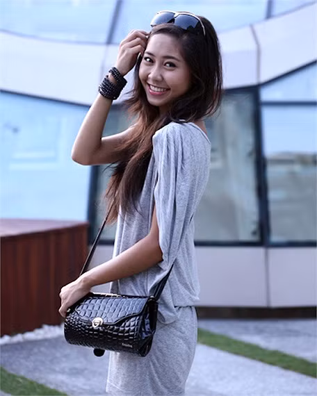 Cũng giống như Hoàng Oanh, Tường Vi được mệnh danh là Nữ hoàng quảng cáo tuổi teen từ khi còn là học sinh trường THPT Bùi Thị Xuân và tham gia khá nhiều phim sau khi ra trường như: Giải cứu thần chết, Cá rô em yêu anh, Ngôi nhà hạnh phúc... <<Á KHÔI CĐ TÀI CHÍNH - HẢI QUAN ĐẸP LÃNG MẠN TRONG SẮC TÍM <<HOT GIRL CẨM TÚ ĐẸP LÃNG MẠN TRONG SẮC MÀU HOA CỎ <<NGỠ NGÀNG HOT GIRL CÓ VẺ ĐẸP GIỐNG CA SỸ BẢO THY <<NỮ SINH CĐ DU LỊCH ĐẸP DỊU DÀNG TRONG NẮNG THU