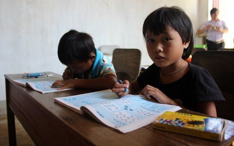 Học sinh tiểu học có 11 em theo học tại 4 lớp trong hai phòng học. Trong đó có bốn cháu học lớp 1, ba cháu lớp 2, ba cháu lớp 3 và một cháu theo học lớp 4. Xem 'chú lính chì' Thiện Nhân đi xe đạp một chân Chùm ảnh: Học sinh TP.HCM “nhởn nhơ” phóng xe phân khối lớn Những nữ sinh diện áo dài đẹp hơn cả Hoa hậu Mai Phương Thúy (P26) Á khôi ĐH Văn hóa Hà Nội chờ tỏa sáng tại Imiss Thăng Long