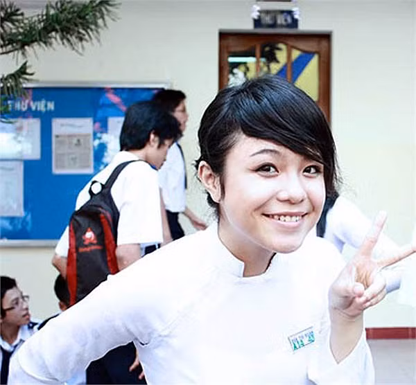 Cô bé sinh năm 1993, Thái Trinh, đang gây bão tại cuộc thi The Voice cùng Bùi Anh Tuấn và Bảo Anh.. <<Á KHÔI CĐ TÀI CHÍNH - HẢI QUAN ĐẸP LÃNG MẠN TRONG SẮC TÍM <<HOT GIRL CẨM TÚ ĐẸP LÃNG MẠN TRONG SẮC MÀU HOA CỎ <<NGỠ NGÀNG HOT GIRL CÓ VẺ ĐẸP GIỐNG CA SỸ BẢO THY <<NỮ SINH CĐ DU LỊCH ĐẸP DỊU DÀNG TRONG NẮNG THU