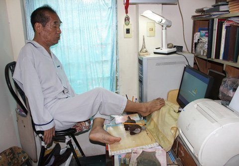 Khi đôi tay có mà như không, thầy Ký làm mọi việc bằng chân một cách thuần thục, từ viết chữ, ăn cơm, giặt quần áo đến chăm sóc cây cảnh và đánh máy. Khi đôi tay có mà như không, thầy Ký làm mọi việc bằng chân một cách thuần thục, từ viết chữ, ăn cơm, giặt quần áo đến chăm sóc cây cảnh và đánh máy.