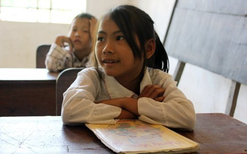 Trong căn phòng chưa đầy 10m2, hai lớp học quay lưng vào nhau. Còn lớp bên cạnh, do lớp 4 chỉ có một học sinh nên ngồi chung với các em lớp 3. Xem 'chú lính chì' Thiện Nhân đi xe đạp một chân Chùm ảnh: Học sinh TP.HCM “nhởn nhơ” phóng xe phân khối lớn Những nữ sinh diện áo dài đẹp hơn cả Hoa hậu Mai Phương Thúy (P26) Á khôi ĐH Văn hóa Hà Nội chờ tỏa sáng tại Imiss Thăng Long