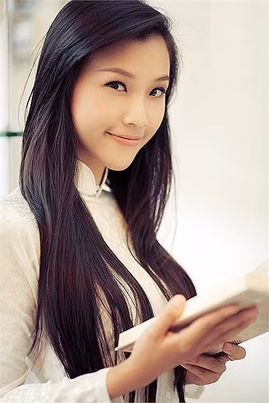 Năm 2006, dù chỉ mới học lớp 10A11 tại trường Bùi Thị Xuân nhưng Hoàng Oanh đã đăng quang trong cuộc thi Hot Vteen. Cô nàng hội tụ đầy đủ các yếu tố để làm nên một mẫu hình teen khá hoàn chỉnh: xinh đẹp, học giỏi. <<Á KHÔI CĐ TÀI CHÍNH - HẢI QUAN ĐẸP LÃNG MẠN TRONG SẮC TÍM <<HOT GIRL CẨM TÚ ĐẸP LÃNG MẠN TRONG SẮC MÀU HOA CỎ <<NGỠ NGÀNG HOT GIRL CÓ VẺ ĐẸP GIỐNG CA SỸ BẢO THY <<NỮ SINH CĐ DU LỊCH ĐẸP DỊU DÀNG TRONG NẮNG THU