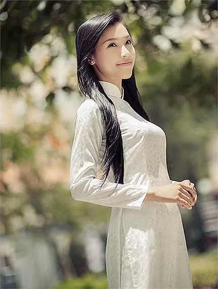 Vũ Ngọc Hoàng Oanh đang là một hot girl nổi bật của Sài thành khi thường xuyên xuất hiện trên bìa các tạp chí, quảng cáo với vai trò người mẫu ảnh. Cô nàng còn thử sức với lĩnh vực MC truyền hình và diễn viên. <<Á KHÔI CĐ TÀI CHÍNH - HẢI QUAN ĐẸP LÃNG MẠN TRONG SẮC TÍM <<HOT GIRL CẨM TÚ ĐẸP LÃNG MẠN TRONG SẮC MÀU HOA CỎ <<NGỠ NGÀNG HOT GIRL CÓ VẺ ĐẸP GIỐNG CA SỸ BẢO THY <<NỮ SINH CĐ DU LỊCH ĐẸP DỊU DÀNG TRONG NẮNG THU