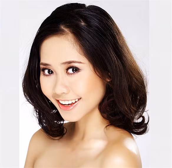 Tâm sự về những khó khăn khi phải vừa học vừa làm từ thời cấp 3, Tường Vi chia sẻ, là con một nhưng Vi được ba mẹ tập cho thói quen tự lập từ rất sớm. Học lớp một, Vi đã biết tự đến trường một mình và tự chăm sóc mình khi về nhà. <<Á KHÔI CĐ TÀI CHÍNH - HẢI QUAN ĐẸP LÃNG MẠN TRONG SẮC TÍM <<HOT GIRL CẨM TÚ ĐẸP LÃNG MẠN TRONG SẮC MÀU HOA CỎ <<NGỠ NGÀNG HOT GIRL CÓ VẺ ĐẸP GIỐNG CA SỸ BẢO THY <<NỮ SINH CĐ DU LỊCH ĐẸP DỊU DÀNG TRONG NẮNG THU