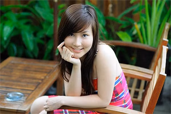 Mới đây, Diễm My 9X còn trở thành đại sứ của Duyên dáng Nữ sinh Ngoại thương và ngồi ghế nóng làm giám khảo. <<Á KHÔI CĐ TÀI CHÍNH - HẢI QUAN ĐẸP LÃNG MẠN TRONG SẮC TÍM <<HOT GIRL CẨM TÚ ĐẸP LÃNG MẠN TRONG SẮC MÀU HOA CỎ <<NGỠ NGÀNG HOT GIRL CÓ VẺ ĐẸP GIỐNG CA SỸ BẢO THY <<NỮ SINH CĐ DU LỊCH ĐẸP DỊU DÀNG TRONG NẮNG THU