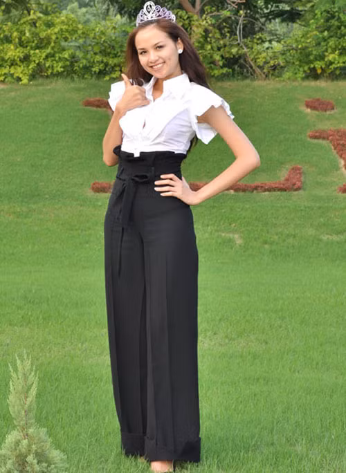 Diễm Hương phí phạm chiếc vương miện với bộ đồ quần ống rộng kết hợp khập khiễng cùng áo sơ mi trắng (Theo: 24h) Xem thêm: Sao Việt mặc xấu/ Sao Việt mặc đep/ Sao Việt có mái tóc đẹp Diễm Hương phí phạm chiếc vương miện với bộ đồ quần ống rộng kết hợp khập khiễng cùng áo sơ mi trắng (Theo: 24h) Xem thêm: Sao Việt mặc xấu/ Sao Việt mặc đep/ Sao Việt có mái tóc đẹp