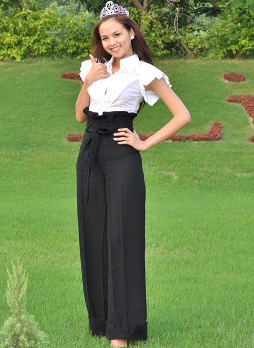 Diễm Hương phí phạm chiếc vương miện với bộ đồ quần ống rộng kết hợp khập khiễng cùng áo sơ mi trắng (Theo: 24h) Xem thêm: Sao Việt mặc xấu/ Sao Việt mặc đep/ Sao Việt có mái tóc đẹp Diễm Hương phí phạm chiếc vương miện với bộ đồ quần ống rộng kết hợp khập khiễng cùng áo sơ mi trắng (Theo: 24h) Xem thêm: Sao Việt mặc xấu/ Sao Việt mặc đep/ Sao Việt có mái tóc đẹp