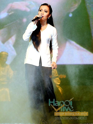 Cẩm Ly gắn với hình ảnh thôn quê với áo bà ba, nhưng trông cô vẫn thật đẹp và cuốn hút. (Theo:hanoilive). Xem thêm: Sao Việt mặc xấu/ Sao Việt mặc đep/ Sao Việt có mái tóc đẹp Cẩm Ly gắn với hình ảnh thôn quê với áo bà ba, nhưng trông cô vẫn thật đẹp và cuốn hút. (Theo:hanoilive). Xem thêm: Sao Việt mặc xấu/ Sao Việt mặc đep/ Sao Việt có mái tóc đẹp