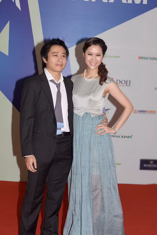 Dương Thùy Linh đã lấy lại được vóc dáng thon gọn rồi nhưng xem ra cô không biết chiếc váy này đang “phản chủ”. (Theo: ngoisao) Xem thêm: Sao Việt mặc xấu/ Sao Việt mặc đep/ Sao Việt có mái tóc đẹp Dương Thùy Linh đã lấy lại được vóc dáng thon gọn rồi nhưng xem ra cô không biết chiếc váy này đang “phản chủ”. (Theo: ngoisao) Xem thêm: Sao Việt mặc xấu/ Sao Việt mặc đep/ Sao Việt có mái tóc đẹp