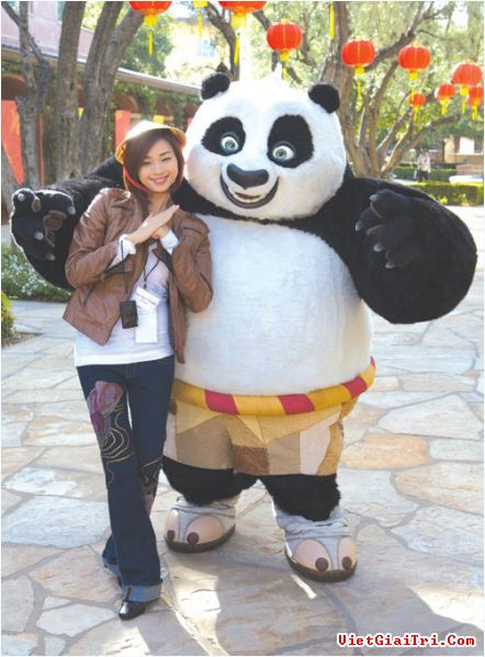 Không hiểu sao khi xuất hiện ở Hollywood Ngô Thanh Vân lại chọn bộ đồ đến cộc kệch và xấu xí này (Theo: vietgiaitri) Xem thêm: Sao Việt mặc xấu/ Sao Việt mặc đep/ Sao Việt có mái tóc đẹp Không hiểu sao khi xuất hiện ở Hollywood Ngô Thanh Vân lại chọn bộ đồ đến cộc kệch và xấu xí này (Theo: vietgiaitri) Xem thêm: Sao Việt mặc xấu/ Sao Việt mặc đep/ Sao Việt có mái tóc đẹp