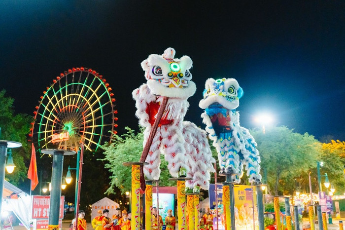 Danang Downtown chiêu đãi du khách với màn trình diễn Lân Sư Rồng Mai Hoa Thung các dịp cuối tuần. Lân Sư Rồng Mai Hoa Thung.jpg