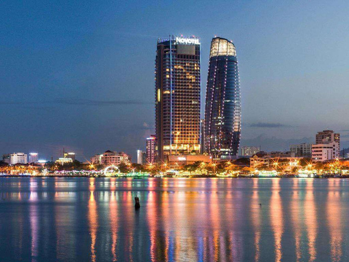 Novotel Danang Premier Han River “ăn tiền” với mọi ban công đều có thể chiêm ngưỡng sông Hàn. novotel-hotel-da-nang (1).jpg