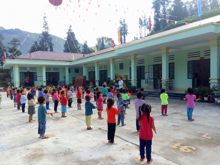 Sau màu áo lính, thầy giáo Giàng Seo Lú đến với mầm non như một định mệnh (Ảnh: Lại Cường)