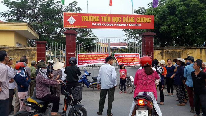 Nhiều người đã tụ tập trước cổng trường căng băng rôn đòi huyện có câu trả lời sau gần 2 tháng đình chỉ hiệu trưởng. (Ảnh: Phụ huynh học sinh cung cấp) Nhiều người đã tụ tập trước cổng trường căng băng rôn đòi huyện có câu trả lời sau gần 2 tháng đình chỉ hiệu trưởng. (Ảnh: Phụ huynh học sinh cung cấp)