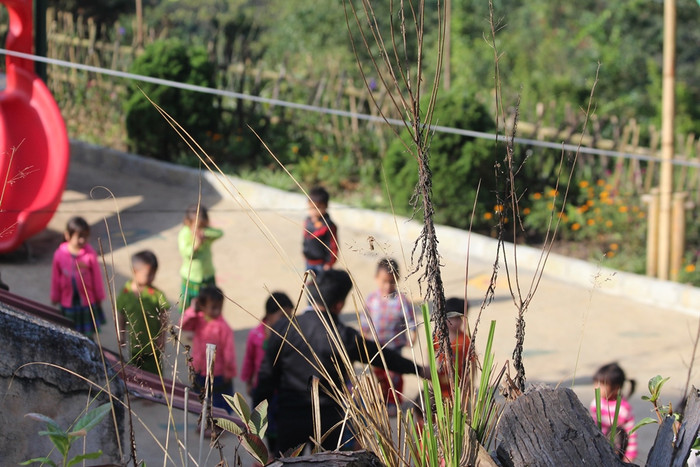 Lời thầy như tiếng hát, giọng thầy như bài thơ vẫn vang vọng mãi giữa đại ngàn (Ảnh: Lại Cường) Lời thầy như tiếng hát, giọng thầy như bài thơ vẫn vang vọng mãi giữa đại ngàn (Ảnh: Lại Cường)