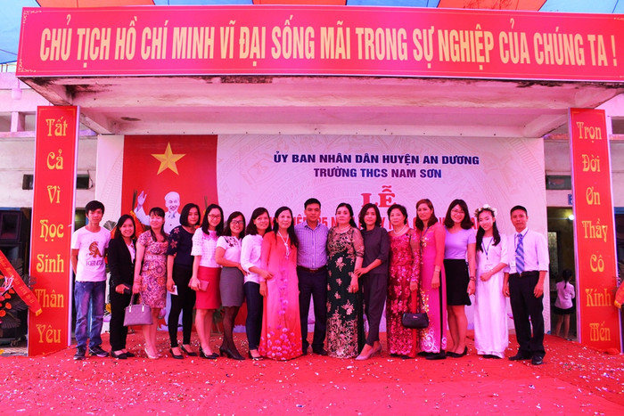 Buổi trao chứng nhận cũng là dịp nhiều thế hệ học trò của trường Trung học cơ sở Nam Sơn họp mặt chúc mừng, tri ân thầy cô giáo nhân dịp 20/11. (Ảnh: Lại Cường) Buổi trao chứng nhận cũng là dịp nhiều thế hệ học trò của trường Trung học cơ sở Nam Sơn họp mặt chúc mừng, tri ân thầy cô giáo nhân dịp 20/11. (Ảnh: Lại Cường)