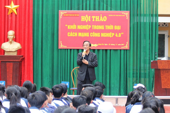 Với các em học sinh trường Trung học phổ thông Nam Khoái Châu, được trò chuyện với thầy Nguyễn Lân Dũng giúp nhiều em nhận thấy hành trang của mình trước ngưỡng cửa cuộc đời mình (Ảnh: Lại Cường)