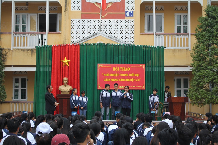 Trong phần giao lưu, nhiều bạn trẻ đã mạnh dạn bày tỏ quan điểm, ước mơ và trăn trở của mình trước toàn trường (Ảnh: Lại Cường)