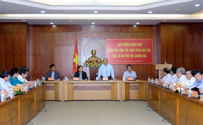 Thủ tướng Nguyễn Xuân Phúc đã ký văn bản hỗ trợ 1.000 tỷ đồng cho các tỉnh bị thiệt hại do bão lũ (Ảnh: VPCP) Thủ tướng Nguyễn Xuân Phúc đã ký văn bản hỗ trợ 1.000 tỷ đồng cho các tỉnh bị thiệt hại do bão lũ (Ảnh: VPCP)