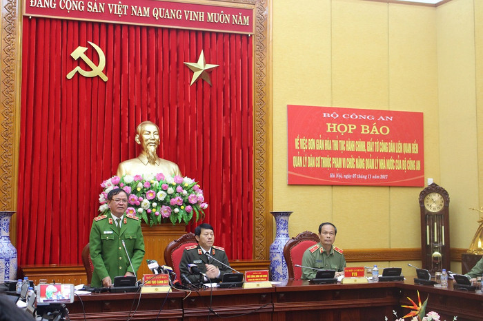 Theo thông tin từ Bộ Công an "Bỏ sổ hộ khẩu" chỉ là đổi mới quản lý dân cư bằng công nghệ thông tin (Ảnh: Lại Cường) Theo thông tin từ Bộ Công an "Bỏ sổ hộ khẩu" chỉ là đổi mới quản lý dân cư bằng công nghệ thông tin (Ảnh: Lại Cường)