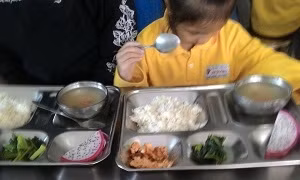 Một trường ở Đà Nẵng bị nghi cắt xén bữa cơm trẻ tiểu học, thu tiền bán trú sai ảnh 2