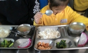 Một trường ở Đà Nẵng bị nghi cắt xén bữa cơm trẻ tiểu học, thu tiền bán trú sai ảnh 2 Một trường ở Đà Nẵng bị nghi cắt xén bữa cơm trẻ tiểu học, thu tiền bán trú sai ảnh 2