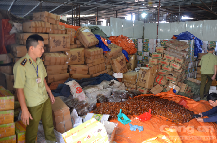 Mứt, một trong những mặt hàng tiểm ẩn nguy cơ lớn cho người tiêu dùng (Ảnh: CATP) Mứt, một trong những mặt hàng tiểm ẩn nguy cơ lớn cho người tiêu dùng (Ảnh: CATP)