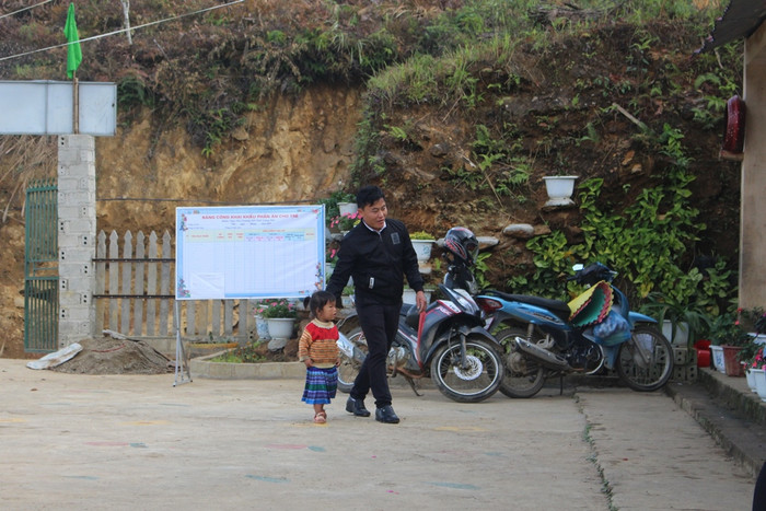 Giữa điểm cao, có một người thầy mầm non tận tụy (Ảnh: Lại Cường) Giữa điểm cao, có một người thầy mầm non tận tụy (Ảnh: Lại Cường)