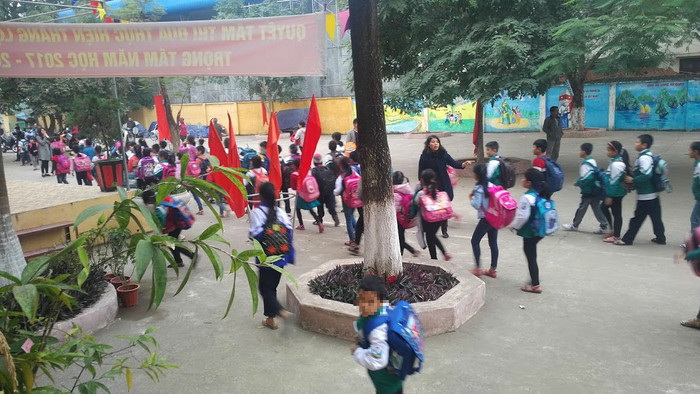 Học sinh trường tiểu học Trường Yên giờ đi học về (Ảnh: Lại Cường) Học sinh trường tiểu học Trường Yên giờ đi học về (Ảnh: Lại Cường)