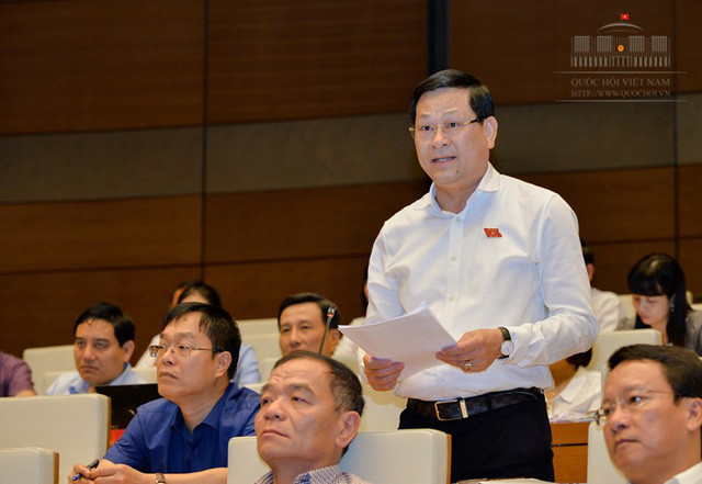 Đại biểu Nguyễn Hữu Cầu cho rằng sách giáo khoa liên tục chỉnh lý là vấn đề nhức nhối. (Ảnh: Quochoi.vn)