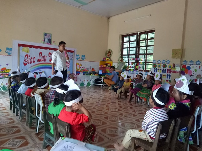 Lớp học của thầy Giàng Seo Lú luôn là những giờ học thú vị (Ảnh: Lại Cường)