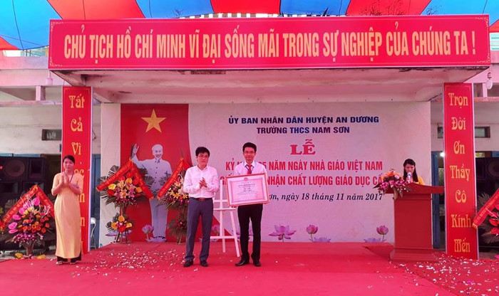 Đại diện Sở Giáo dục và Đào tạo Hải Phòng trao chứng nhận cho nhà trường (Ảnh: Lại Cường) Đại diện Sở Giáo dục và Đào tạo Hải Phòng trao chứng nhận cho nhà trường (Ảnh: Lại Cường)