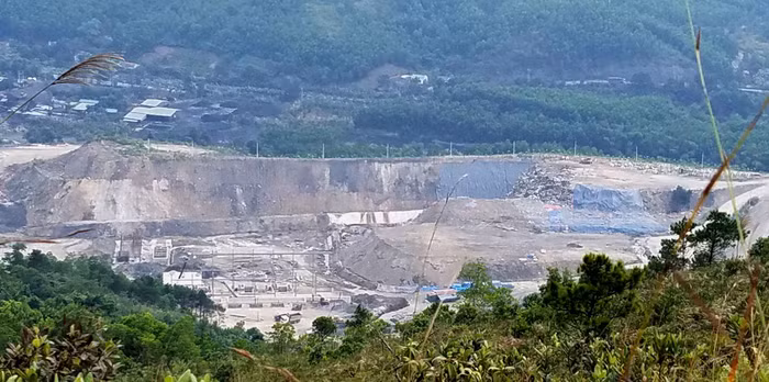 Cổng vào Trung tâm xử lý chất thải rắn của Indevco ở sâu trong núi thuộc huyện Hoành Bồ