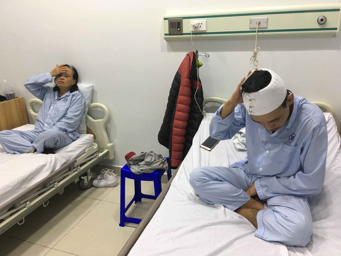 Anh Linh và mẹ là bà Trần Thị Sinh đang điều trị tại bệnh viên đa khoa quốc tế