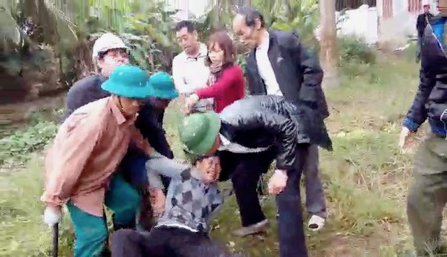 Anh Cao bị còng tay, bắt giữ tại khu vực đất mà trường xây dựng tường bao nhà bếp (ảnh cắt từ clip) Anh Cao bị còng tay, bắt giữ tại khu vực đất mà trường xây dựng tường bao nhà bếp (ảnh cắt từ clip)