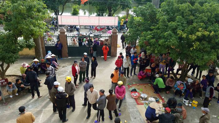 Từ chiều 15/12 đến chiều 16/12, rất đông người dân tập trung tại trụ sở xã yêu cầu làm rõ việc công an xã còng tay bắt người Từ chiều 15/12 đến chiều 16/12, rất đông người dân tập trung tại trụ sở xã yêu cầu làm rõ việc công an xã còng tay bắt người