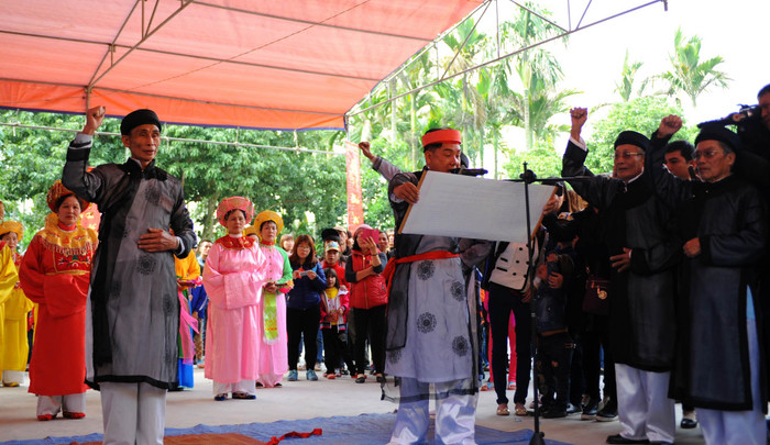 Chức sắc, bô lão và người dân trong làng cùng thề "Dĩ công vi tư, nguyện chư thần linh đả tử" Chức sắc, bô lão và người dân trong làng cùng thề "Dĩ công vi tư, nguyện chư thần linh đả tử"