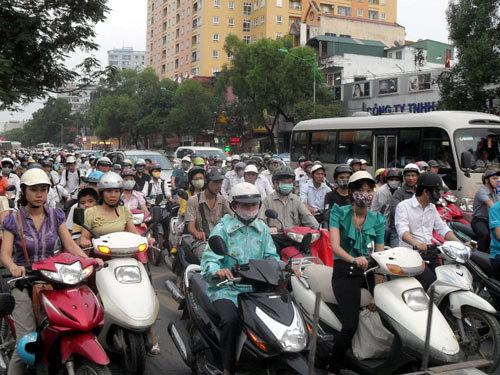 Chính quyền các cấp vẫn chưa kịp chuẩn bị cho việc thu phí bảo trì đường bộ. Ảnh: Đỗ Du.