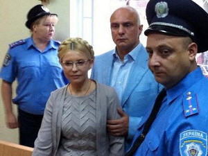 Bà Yulia Tymoshenko tại tòa án ở Kiev, ngày 11/8/2011. Ảnh: AFP/TTXVN. Bà Yulia Tymoshenko tại tòa án ở Kiev, ngày 11/8/2011. Ảnh: AFP/TTXVN.