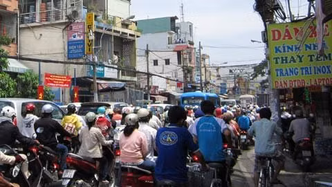 Đường ra bến xe miền Đông ùn tắc ngay từ trưa 27/4.