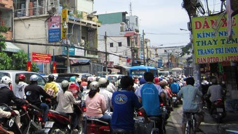 Đường ra bến xe miền Đông ùn tắc ngay từ trưa 27/4. Đường ra bến xe miền Đông ùn tắc ngay từ trưa 27/4.