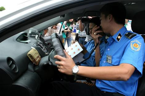 Cán bộ thanh tra kiểm tra hệ thống bộ đàm kết nối với tổng đài trung tâm. Ảnh: VnExpress. Cán bộ thanh tra kiểm tra hệ thống bộ đàm kết nối với tổng đài trung tâm. Ảnh: VnExpress.