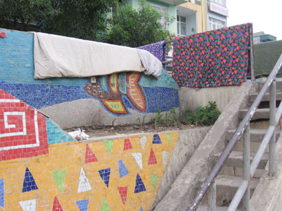 Phơi chăn, chiếu che lấp "con đường gốm sứ".