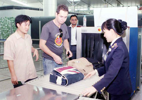 Đối tượng được hoàn thuế là người nước ngoài và người Việt Nam định cư ở nước ngoài có hộ chiếu, giấy tờ nhập, xuất cảnh do nước ngoài cấp còn giá trị. Ảnh minh họa: Báo Hải quan. Đối tượng được hoàn thuế là người nước ngoài và người Việt Nam định cư ở nước ngoài có hộ chiếu, giấy tờ nhập, xuất cảnh do nước ngoài cấp còn giá trị. Ảnh minh họa: Báo Hải quan.